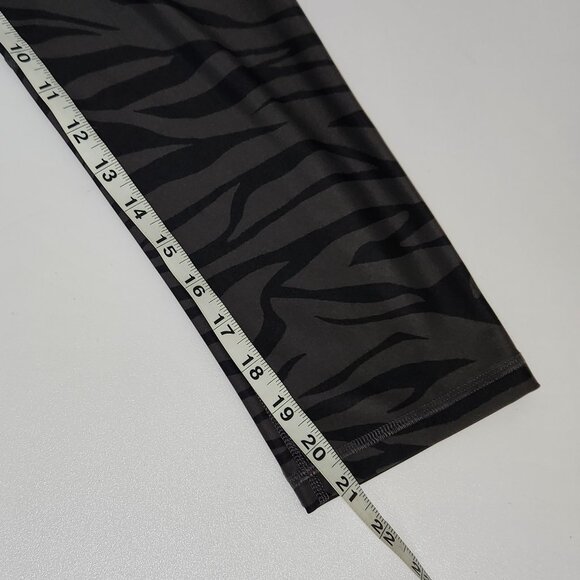 Old Navy Zebra Print Black Gray Cropped Leggings - Size M - Picture 8 of 11